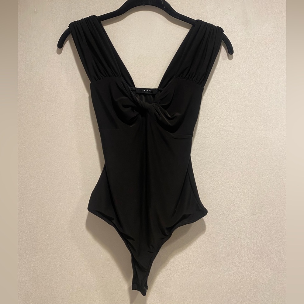 TWIST FRONT BODYSUIT🎱